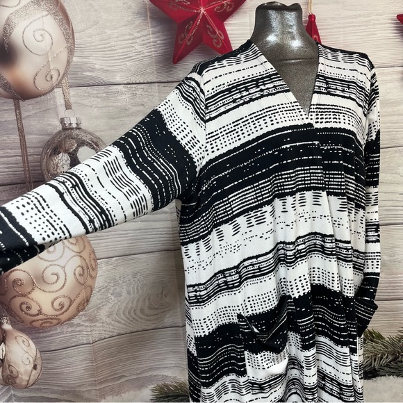 LuLaRoe 3XL Caroline cardigan with TC2 Christmas leggings - Picture 6 of 15